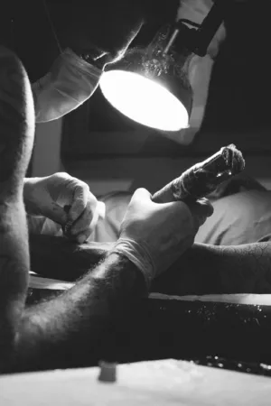 tatuador-trabajando tatuador-trabajando